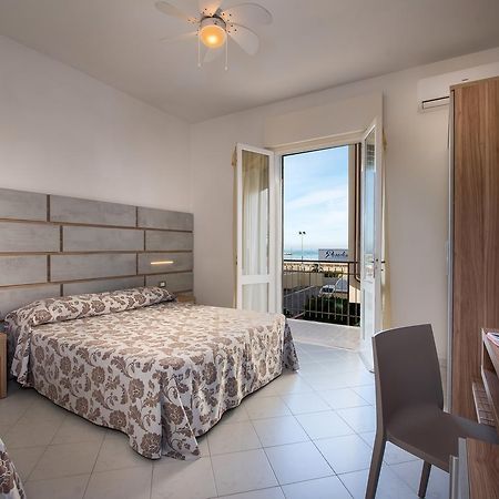 Hotel Vallechiara Лидо ди Савио Екстериор снимка