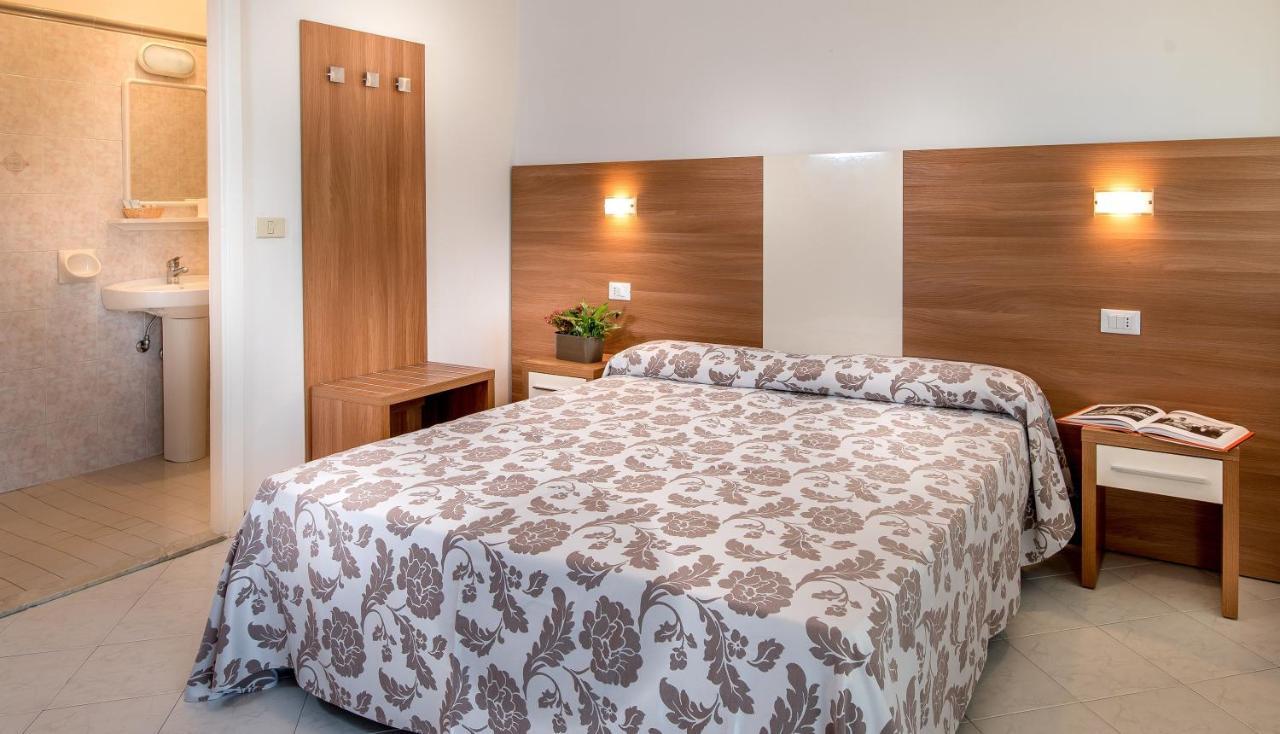 Hotel Vallechiara Лидо ди Савио Екстериор снимка