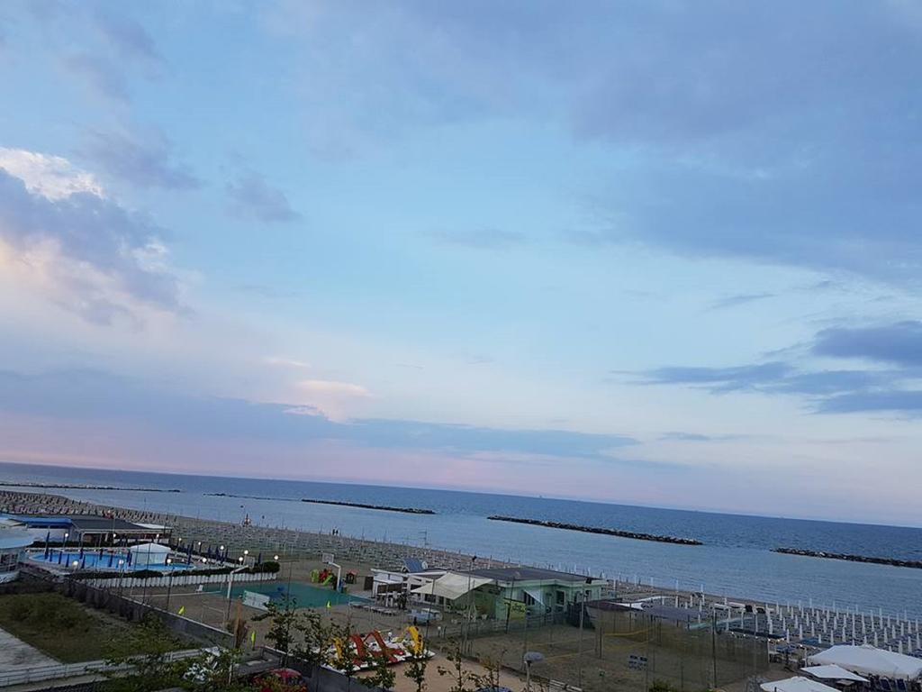 Hotel Vallechiara Лидо ди Савио Екстериор снимка