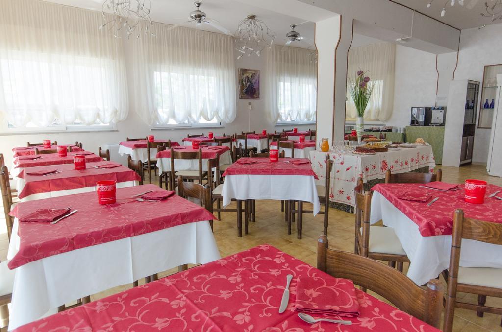 Hotel Vallechiara Лидо ди Савио Екстериор снимка
