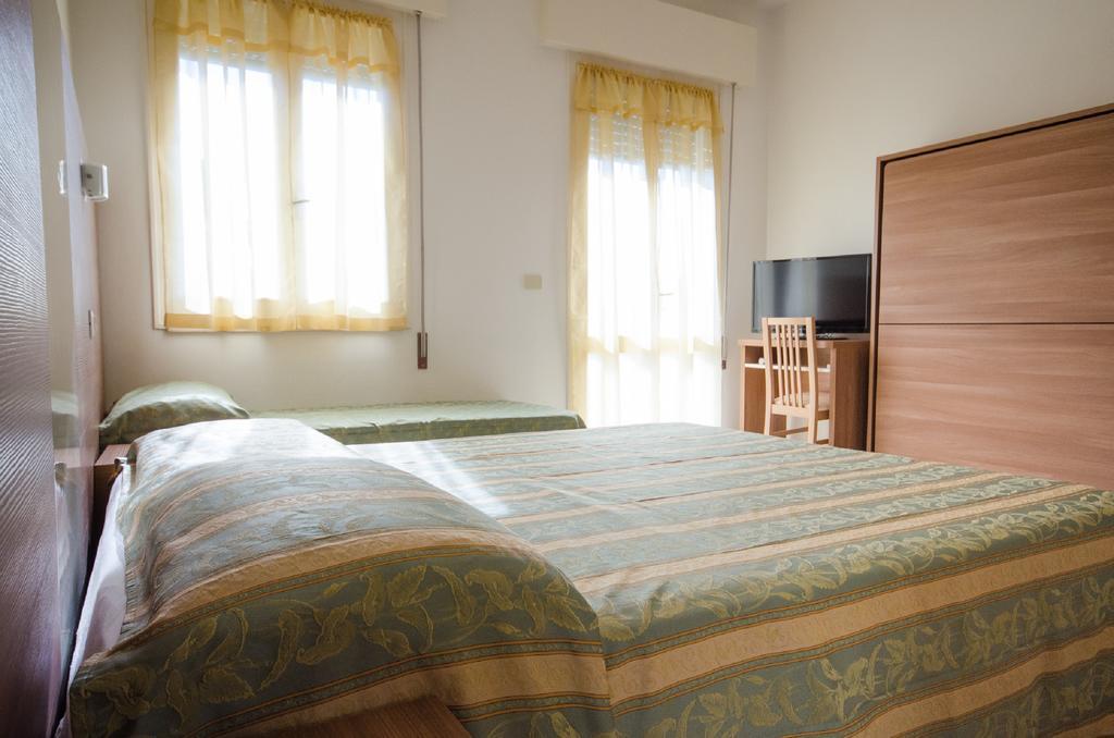Hotel Vallechiara Лидо ди Савио Екстериор снимка