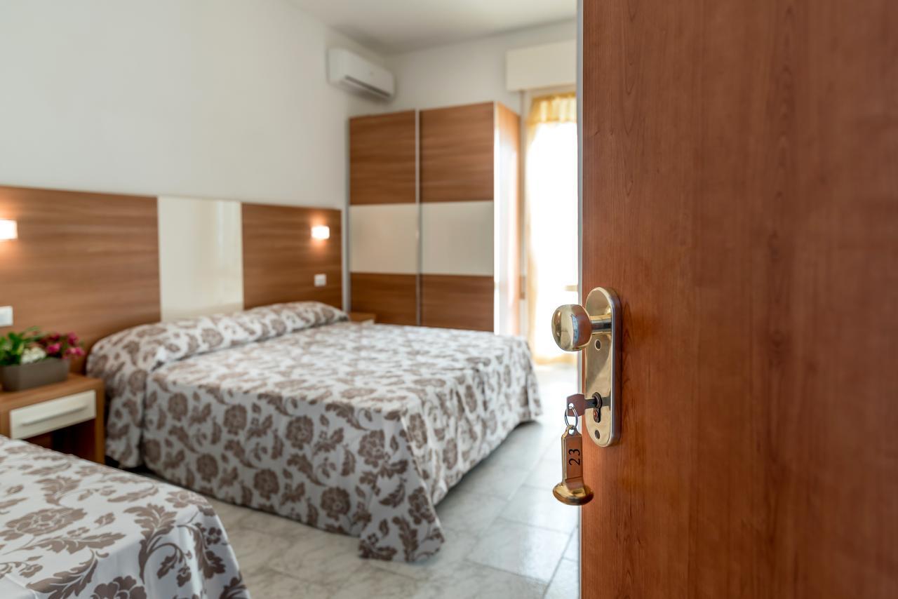 Hotel Vallechiara Лидо ди Савио Екстериор снимка