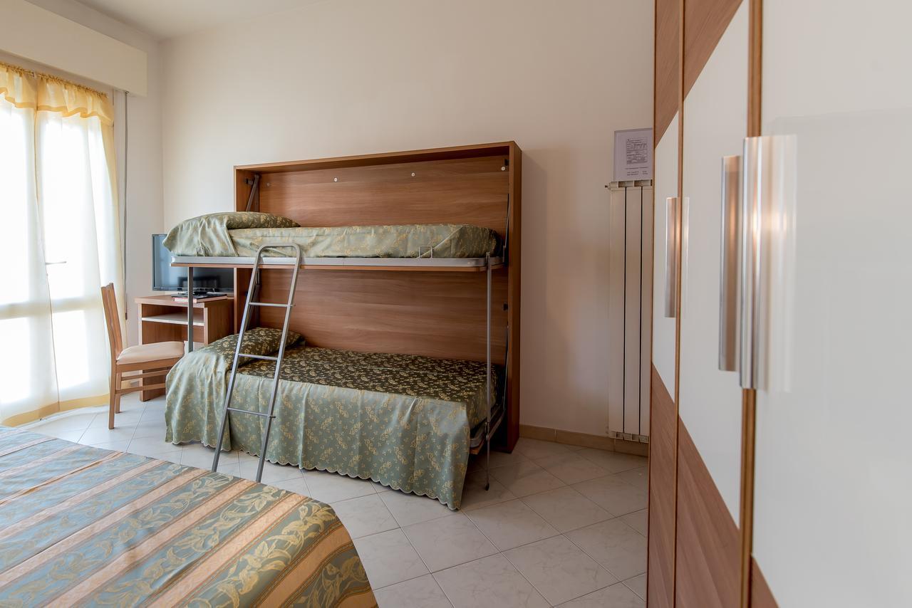 Hotel Vallechiara Лидо ди Савио Екстериор снимка