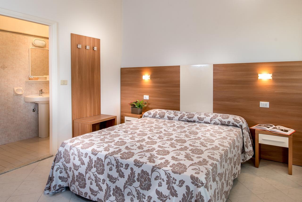 Hotel Vallechiara Лидо ди Савио Екстериор снимка