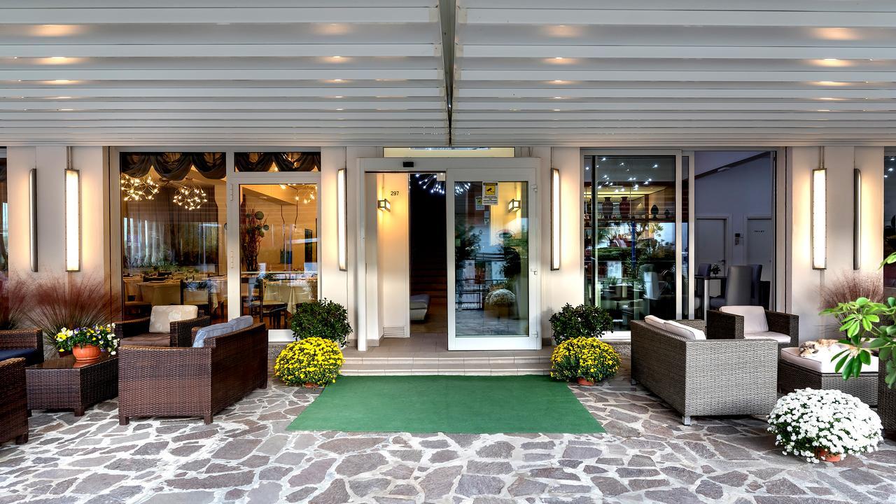 Hotel Vallechiara Лидо ди Савио Екстериор снимка
