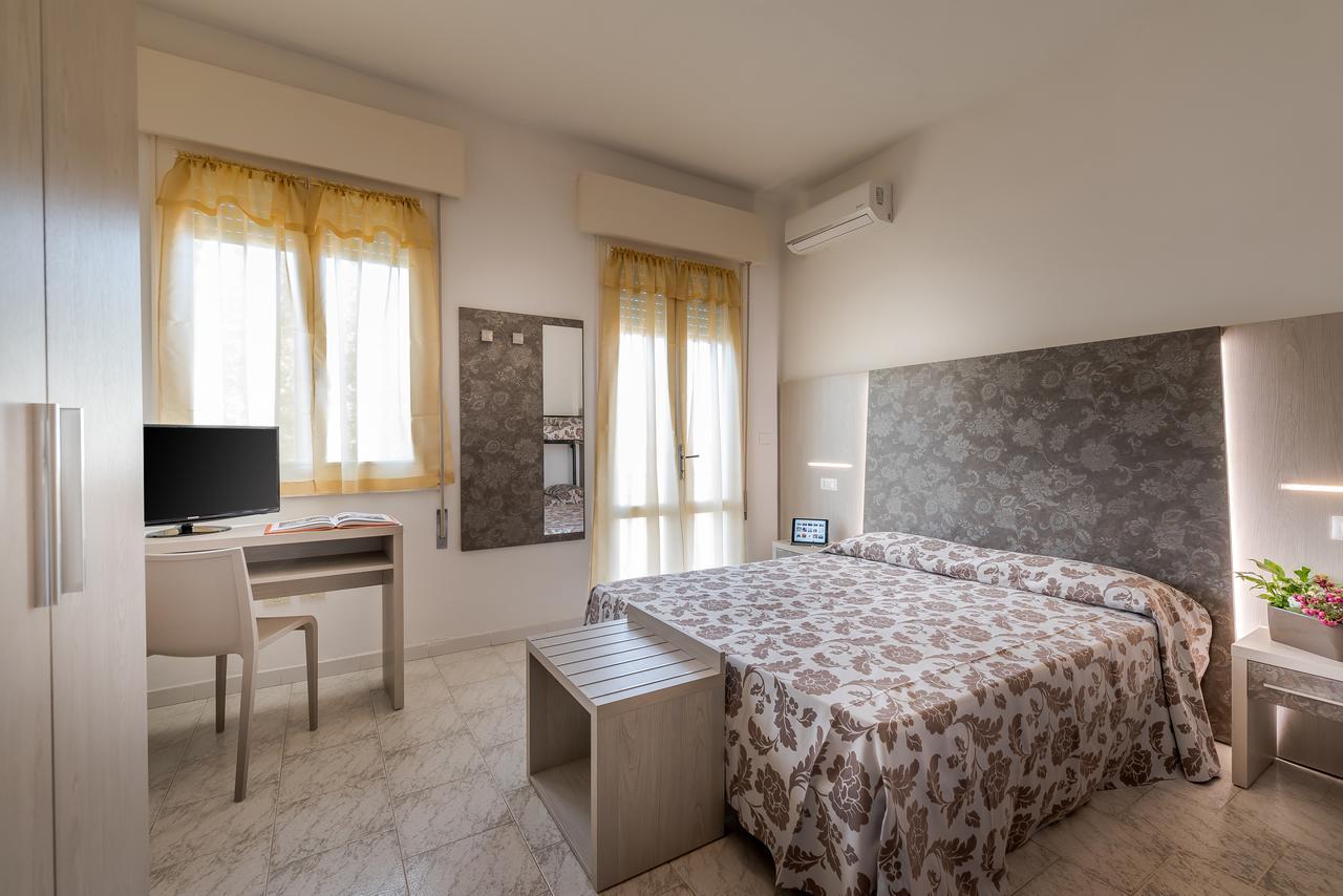 Hotel Vallechiara Лидо ди Савио Екстериор снимка