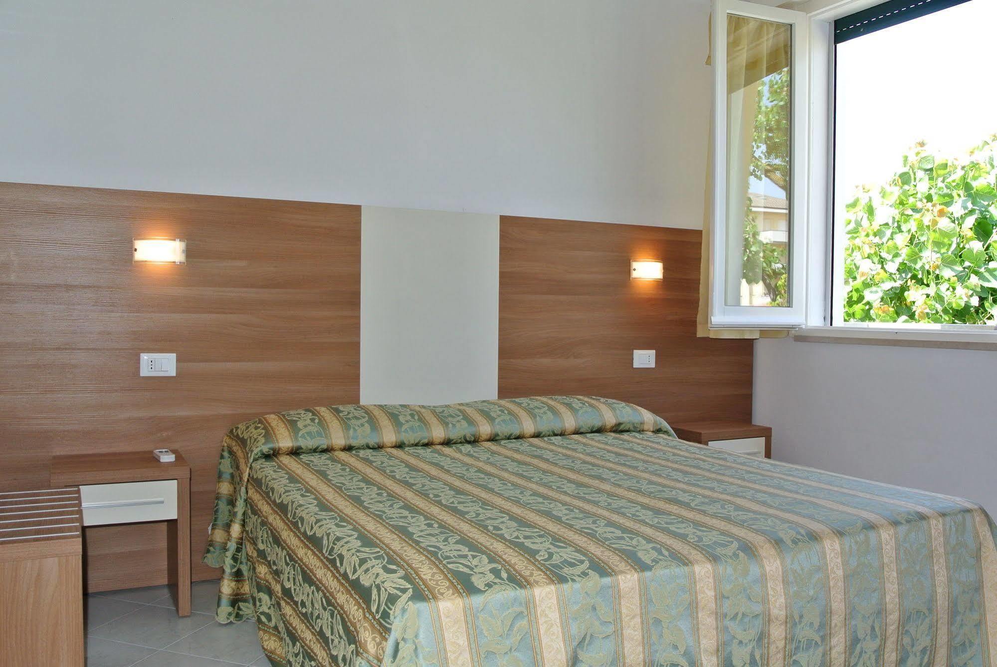 Hotel Vallechiara Лидо ди Савио Екстериор снимка