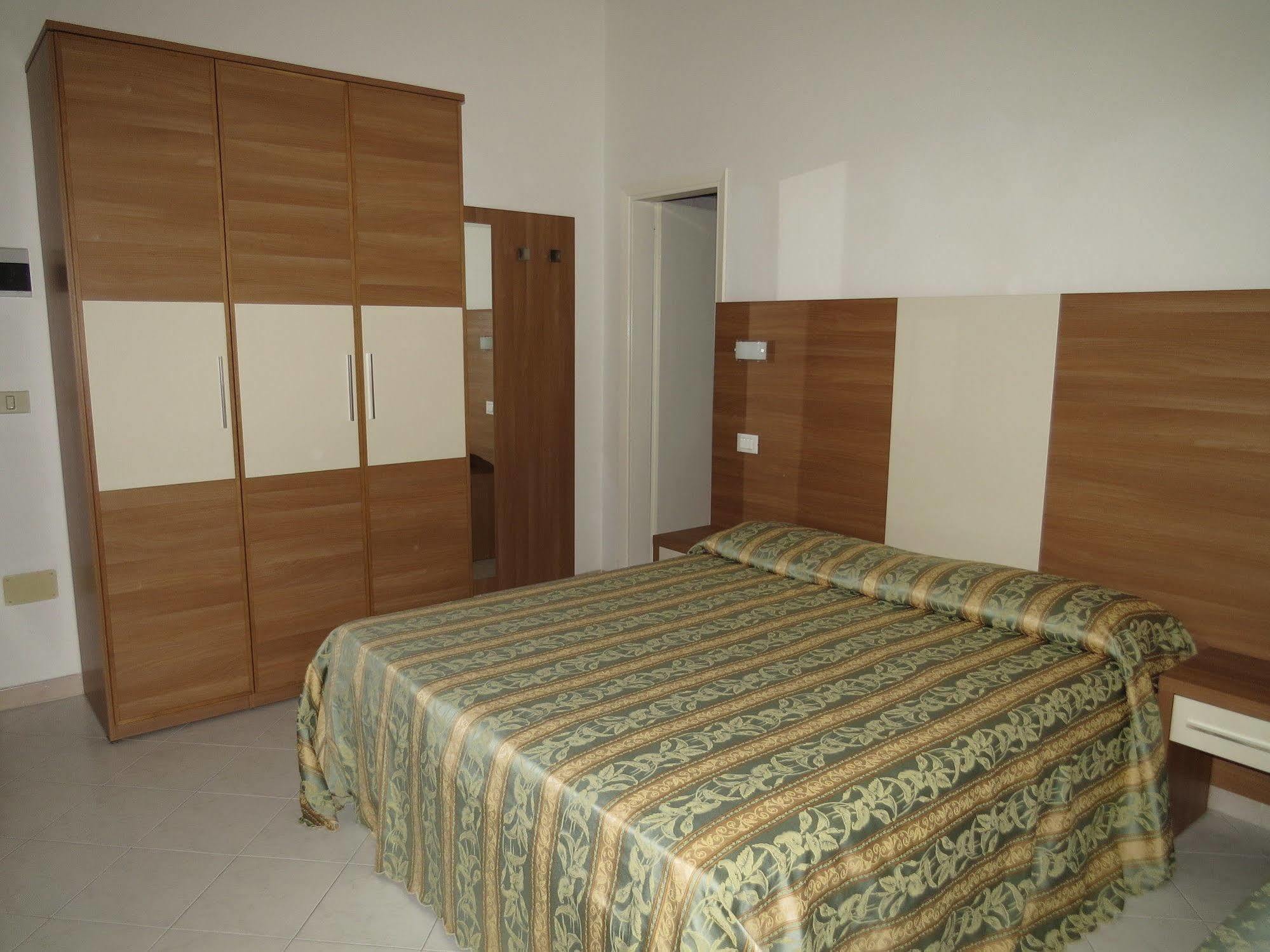 Hotel Vallechiara Лидо ди Савио Екстериор снимка