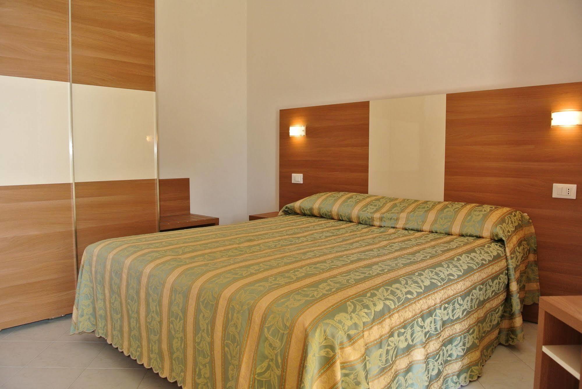 Hotel Vallechiara Лидо ди Савио Екстериор снимка